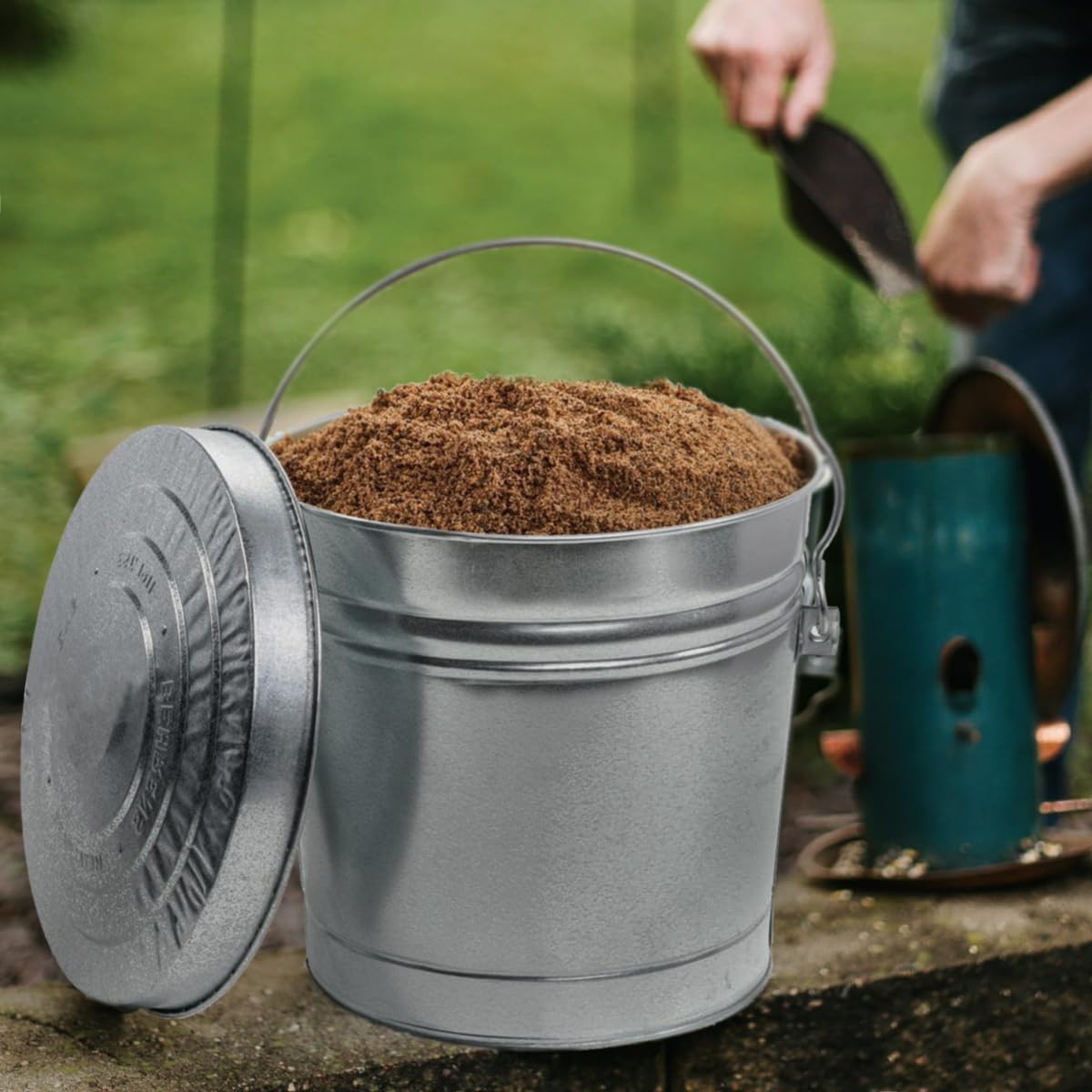 6 Gallon Galvanized Steel Locking Trash Can Q8962