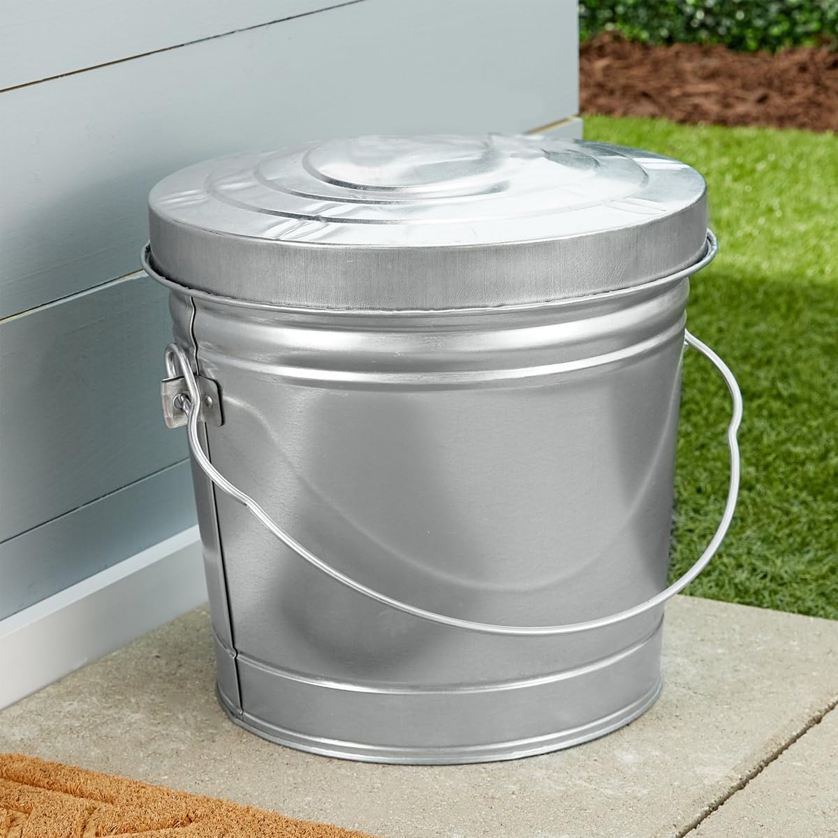 6 Gallon Galvanized Steel Locking Trash Can Q8962